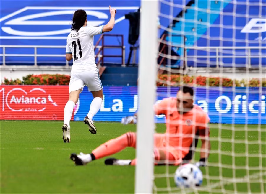 Cavani mở tỷ số trận đấu cho Uruguay ở ngay phút thứ 5.