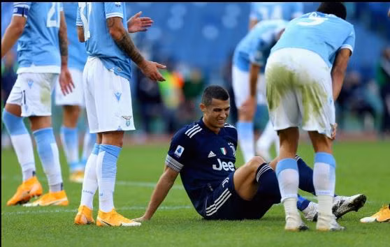 Ronaldo tỏ ra rất đau đớn trước khi rời sân.