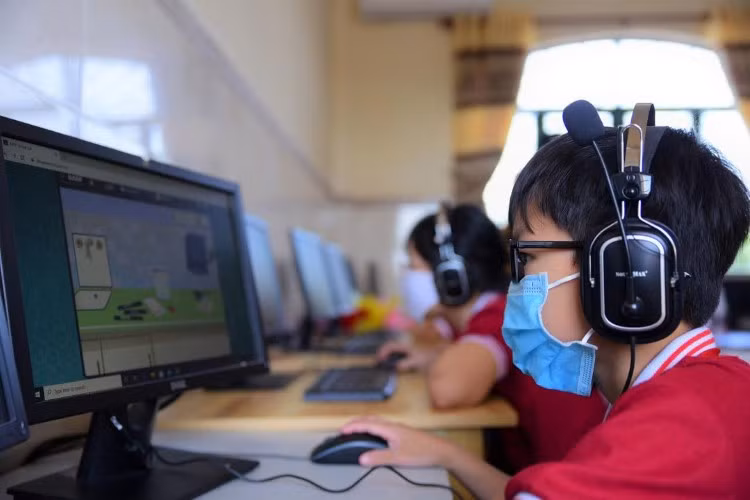 Học sinh khám phá thí nghiệm Hóa học ảo. Ảnh: TG