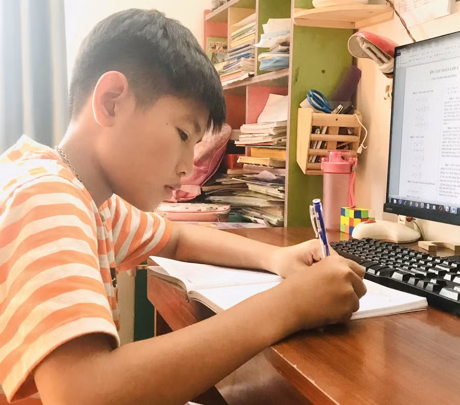 Học sinh TP.HCM học tập trên internet để hoàn tất chương trình năm học 2020-2021. Ảnh minh hoạ 