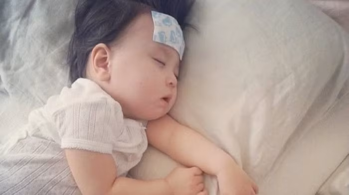  5 dấu hiệu bé bị sốt siêu vi, mẹ nào cũng nên biết để giúp con kịp thời 