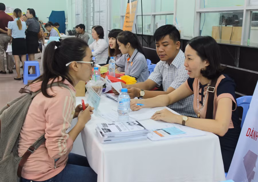 Người lao động tìm việc tại một Ngày hội việc làm do Trung tâm Dịch vụ Việc làm TPHCM tổ chức. Ảnh: IT