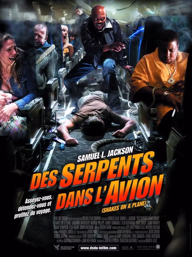 Snakes on a Plane (2006) Sean Jones vô tình chứng kiến hành động giết người của tội phạm quốc tế Eddie Kim. Anh ngẫu nhiên trở thành nhân chứng duy nhất vạch mặt tên sát thủ khét tiếng này. Để làm nhân chứng, anh buộc phải đến Los Angeles trước ngày xử án. Điệp viên FBI Neville Flynn sắp xếp một chuyến đi cho Sean trong tình trạng truy sát quyết liệt của Eddie Kim. Theo kế hoạch thì sẽ có một chuyến máy bay riêng dùng làm mồi nhử. Trong khi đó khoang hạng nhất của một máy bay dân dụng sẽ được dùng để lén đưa Sean rời khỏi đảo đến Los Angeles đúng hạn. Hàng trăm con rắn được đàn em của Kim ém trong khoang hành lý được thả ra. Chúng qua các lỗ thông hơi, đường dây điện, phá hủy hệ thống khởi động chủ lực của máy bay. 4 bộ phim về loài rắn làm khán giả thót tim