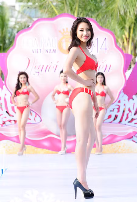 Người đẹp Hoa hậu VN diễn bikini trên sàn ướt ảnh 2