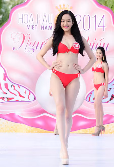 Người đẹp Hoa hậu VN diễn bikini trên sàn ướt ảnh 6