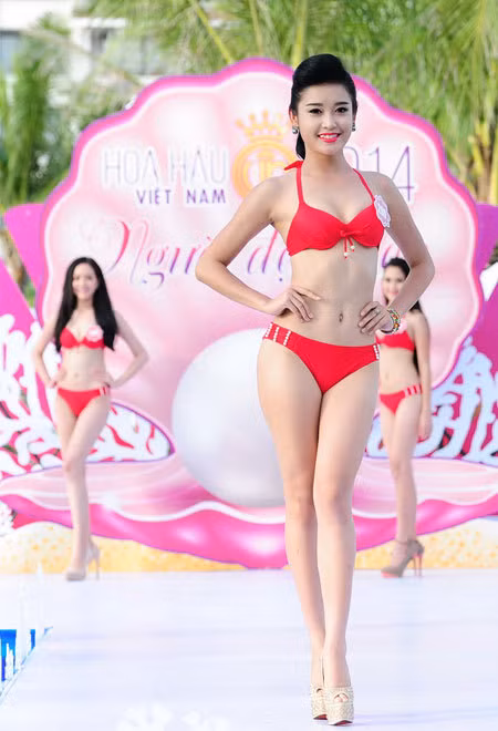 Người đẹp Hoa hậu VN diễn bikini trên sàn ướt ảnh 7