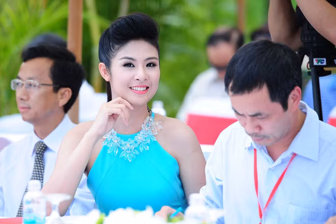 Người đẹp Hoa hậu VN diễn bikini trên sàn ướt ảnh 12