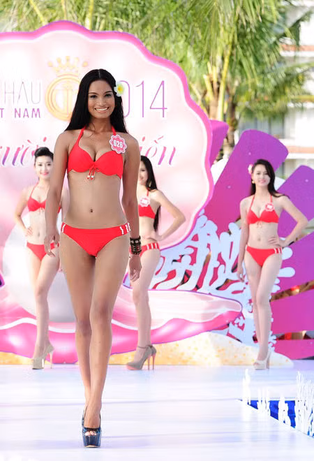 Người đẹp Hoa hậu VN diễn bikini trên sàn ướt ảnh 4