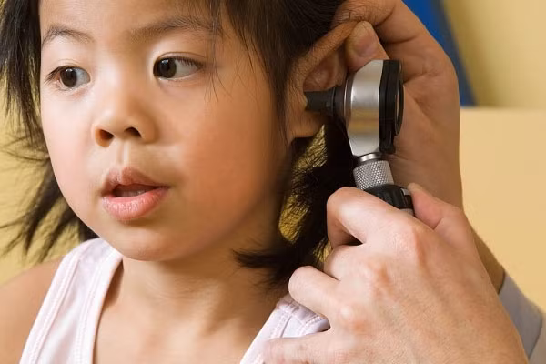Khi trẻ có dị vật trong tai, mũi, thao tác xử lý bố mẹ cần biết ảnh 5