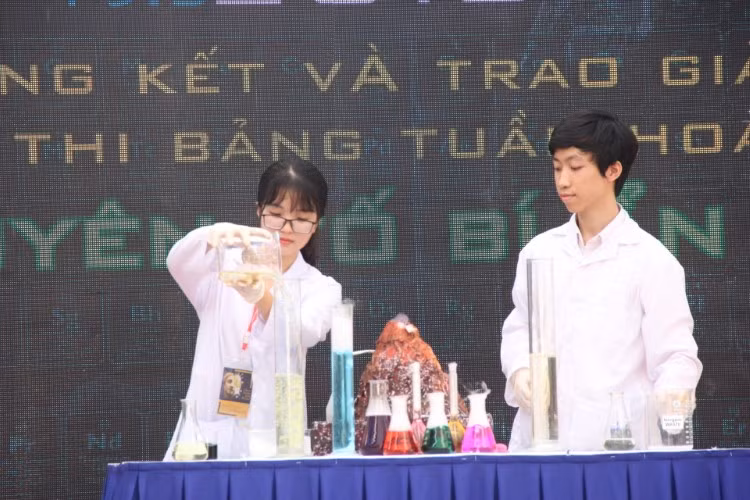 Sinh viên Trường ĐH Khoa học Tự nhiên (ĐH Quốc gia Hà Nội) thí nghiệm hoá học. Ảnh: TG