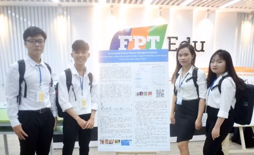 Nhóm sinh viên giới thiệu đề tài chẩn đoán bệnh của gà bằng điện thoại thông minh.