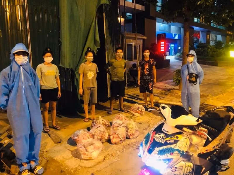 Các tình nguyện viên được chia thành những nhóm nhỏ, phân chia hoạt động tại các khu vực khác nhau và đều xin giấy đi đường của chính quyền sở tại. Ảnh: NVCC