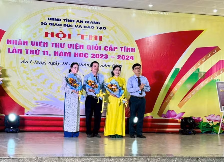Đại diện BTC hội thi tặng hoa cảm ơn Ban Giám khảo. Đại diện BTC hội thi tặng hoa cảm ơn Ban Giám khảo.