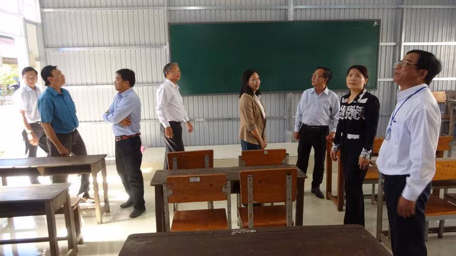 Lãnh đạo Sở GD&amp;ĐT An Giang, Chính quyền địa phương và BGH Trường tham quan CSVC 2 phòng học.