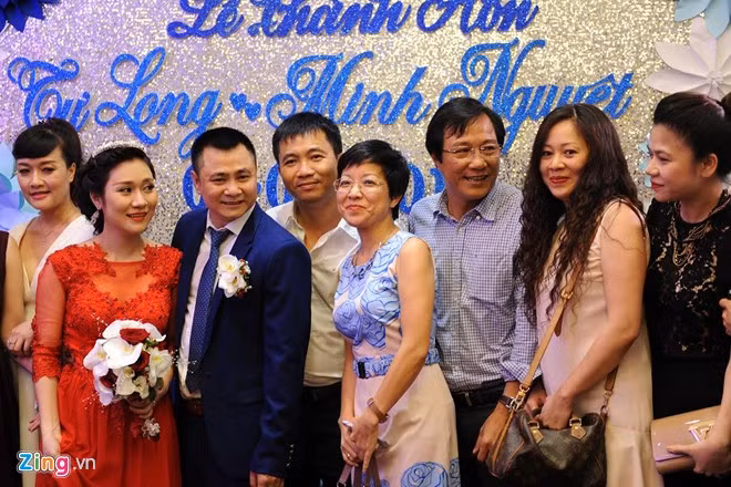 MC Thảo Vân, ca sĩ Thùy Dung và nhiều đồng nghiệp trong giới chia sẻ niềm vui mới với đôi tân lang, tân nương. Xuân Bắc đến từ sớm phụ giúp chú rể Tự Long