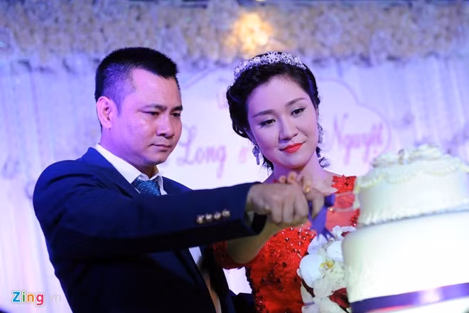 Cả hai quen biết và nảy sinh tình cảm đã lâu song vốn là người kín tiếng về đời tư, Tự Long giấu kín bạn gái với truyền thông và khán giả. Từ giữa năm 2014, cặp đôi thường xuyên chia sẻ những hình ảnh tình cảm trên trang cá nhân. Tự Long - Minh Nguyệt hạnh phúc lồng nhẫn vào tay đối phương và cùng nhau cắt bánh cưới trong tiếng vỗ tay chúc mừng của mọi người tại hôn trường. Xuân Bắc đến từ sớm phụ giúp chú rể Tự Long