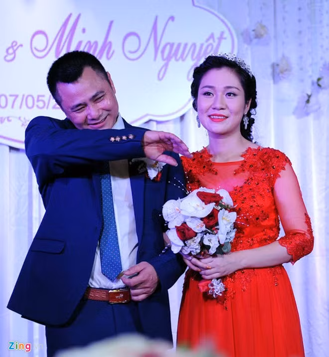 Đúng 18 giờ, hôn lễ của Tự Long - Minh Nguyệt được diễn ra với sự chứng kiến của người thân, khánh mời hai bên gia đình, bạn bè, đồng nghiệp. Tự Long không giấu được sự bối rối trong lần tái hôn. Danh hài liên tục đưa tay áo lên quệt mồ hôi. Xuân Bắc đến từ sớm phụ giúp chú rể Tự Long