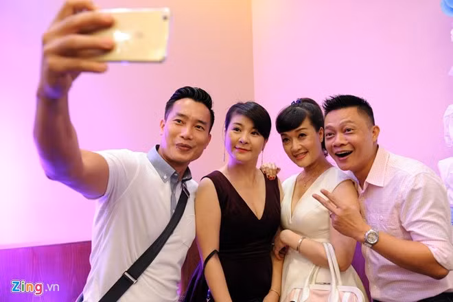 Đồng nghiệp đều mừng thay cho Tự Long khi anh tìm được niềm vui mới. BTV Hoa Thanh Tùng, Quang Minh chụp ảnh "selfie" bên nghệ sĩ Kim Oanh, Vân Dung. Xuân Bắc đến từ sớm phụ giúp chú rể Tự Long