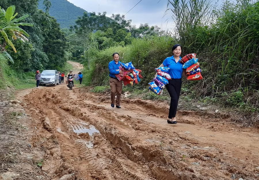 Đại diện lãnh đạo Sở GD&ĐT Thái Nguyên cùng các doanh nghiệp, đơn vị, nhà hảo tâm tặng quà cô trò điểm trường Liên Phương