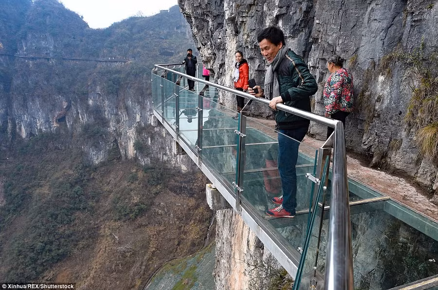 Cây cầu đáy kính ở công viên mỏ quốc gia tại thành phố Đồng Nhân là công trình dạng này đầu tiên ở tỉnh Quý Châu, Trung Quốc.