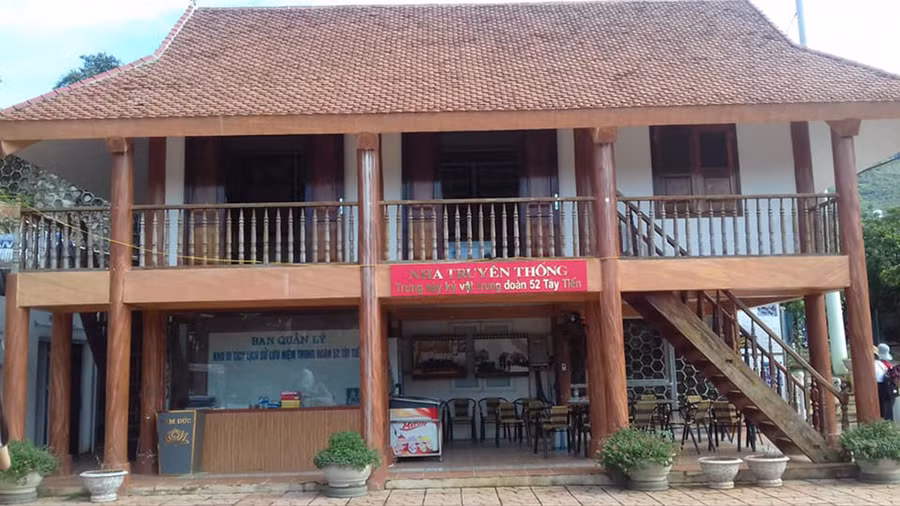 Nhà lưu niệm, nơi trưng bày những kỷ vật của Trung đoàn 52 Tây Tiến. Nhà lưu niệm, nơi trưng bày những kỷ vật của Trung đoàn 52 Tây Tiến.
