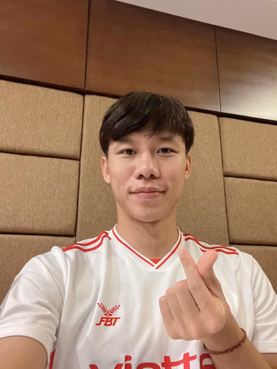 Chàng đội trưởng đội tuyển Quốc gia Việt Nam - Quế Ngọc Hải ngọt ngào gửi tặng lời chúc mừng 20/10 các chị em: "Phụ nữ là những bông hoa đẹp. Chỉ được phép Yêu-Không được sợ! Chúc mừng ngày phụ nữ Việt Nam 20/10. Chúc các Bà, các Mẹ, các Bác, các Chị và các bạn nữ luôn vui vẻ, xinh đẹp và hạnh phúc bên gia đình và những người yêu thương!".