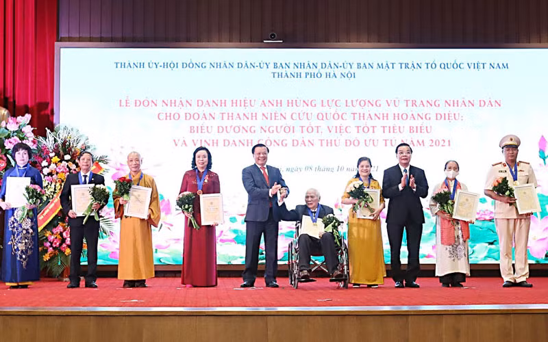 Bí thư Thành ủy Hà Nội Đinh Tiến Dũng và Chủ tịch UBND TP Chu Ngọc Anh trao danh hiệu “Công dân Thủ đô ưu tú 2021” cho các công dân.