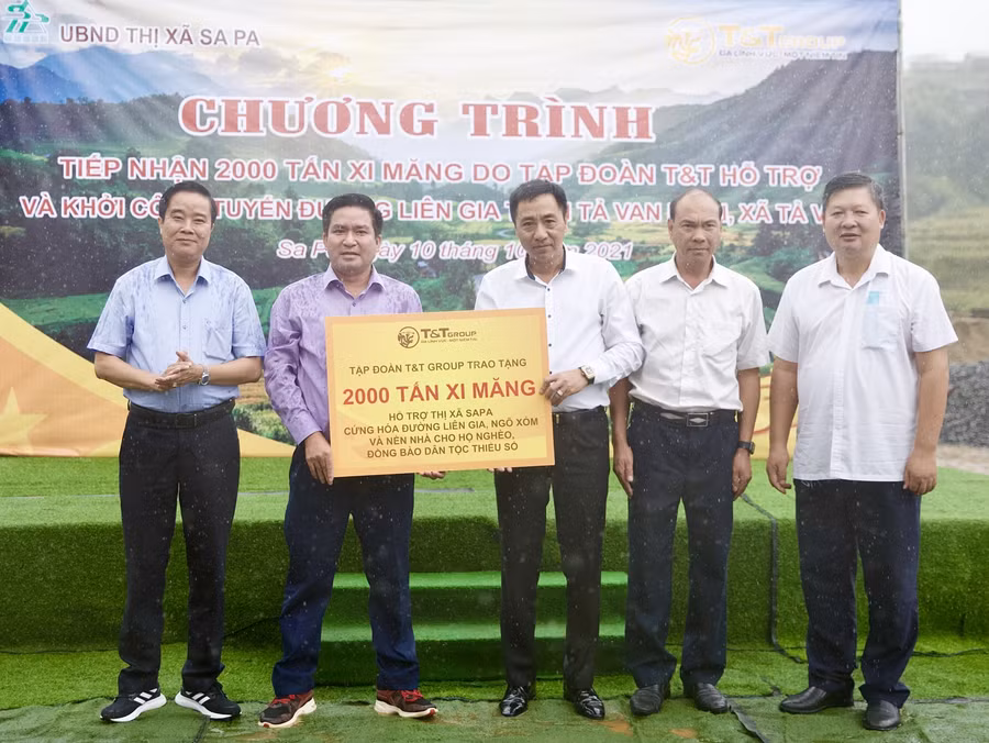 Ông Nguyễn Anh Tuấn, Phó Tổng Giám đốc Tập đoàn T&amp;T Group trao tặng 2.000 tấn xi măng cho ông Vương Trinh Quốc, Chủ tịch UBND thị xã Sa Pa.