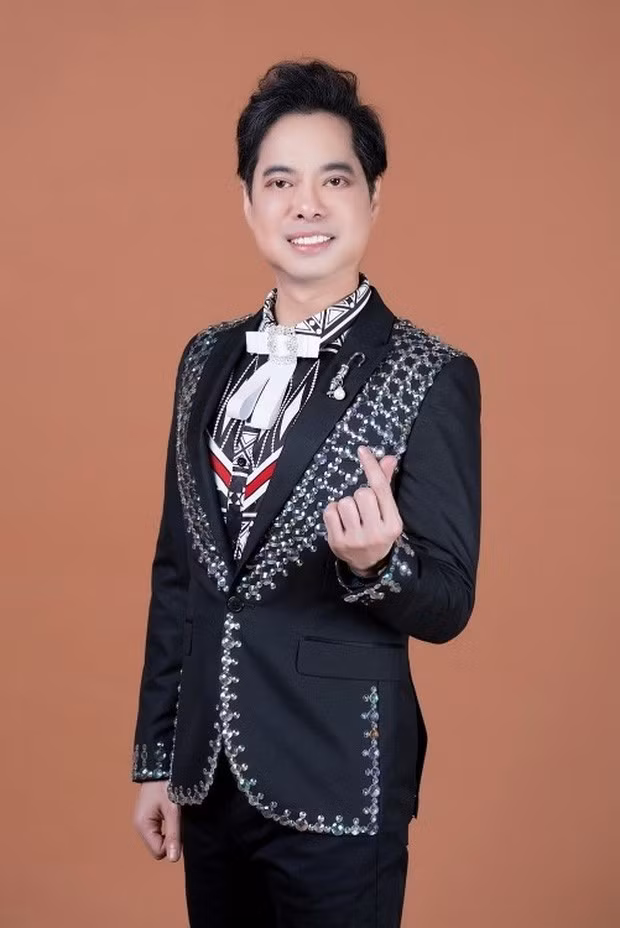 Danh ca Ngọc Sơn.