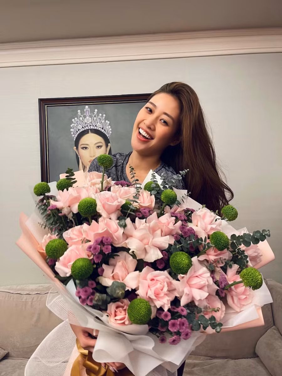 Hoa hậu Nguyễn Trần Khánh Vân đăng tải những bức hình mình ôm bó hoa tươi, kèm lời chúc: "Chúc mừng ngày Phụ nữ Việt Nam 20/10. Thương Chúc các Ngoại, các Mẹ, các Chị Em… ngày 20/10 thật nhiều sức khoẻ, an lành và hạnh phúc nhé! Chúc Cả nhà ngày 20/10 thật nhiều điều ấm áp và niềm vui".