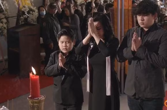 Trizzie Phương Trinh cùng hai con trai tới thắp nhang cho cố ca sĩ Phi Nhung.