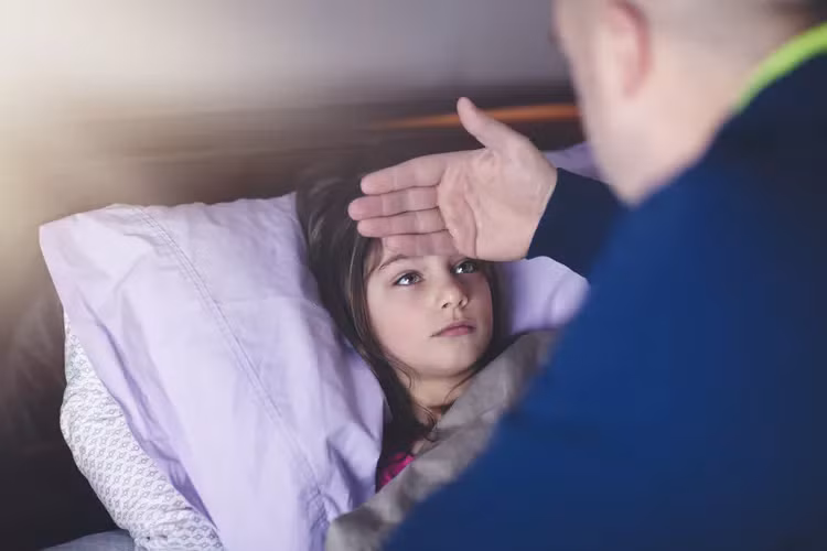 Việc chăm sóc trẻ và phải đảm bảo công việc khiến các phụ huynh căng thẳng. Ảnh minh họa.
