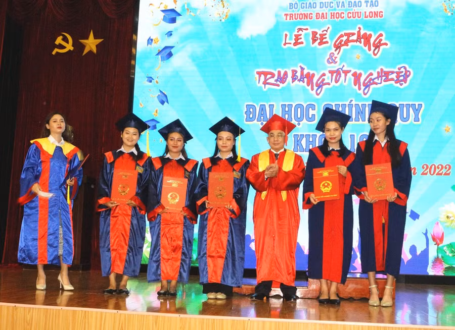 PGS.TS Lương Minh Cừ trao bằng tốt nghiệp cho tân cử nhân.