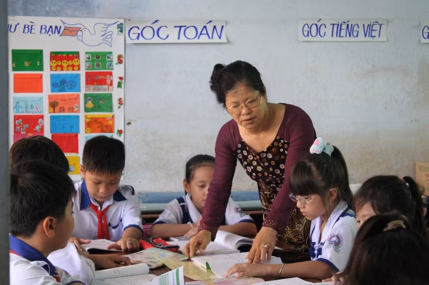 Cán bộ, giáo viên tán thành với chỉ đạo của Thủ tướng Chính phủ về việc xem xét, đề xuất hướng xử lý phù hợp hơn trong quy định chứng chỉ với đội ngũ viên chức. Ảnh: Q. Ngữ.