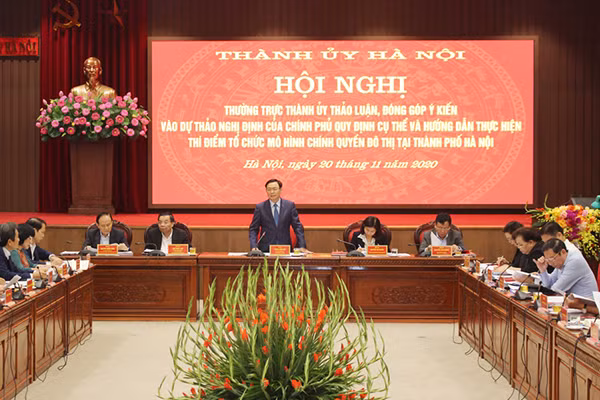 Bí thư Thành uỷ Hà Nội Vương Đình Huệ phát biểu tại hội nghị. Ảnh: V.Thành