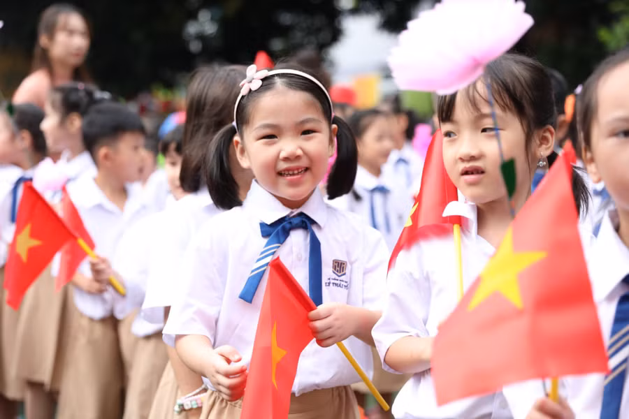 Học sinh Trường Tiểu học Lý Thái Tổ rạng rỡ trong ngày khai giảng năm học mới. Học sinh Trường Tiểu học Lý Thái Tổ rạng rỡ trong ngày khai giảng năm học mới.