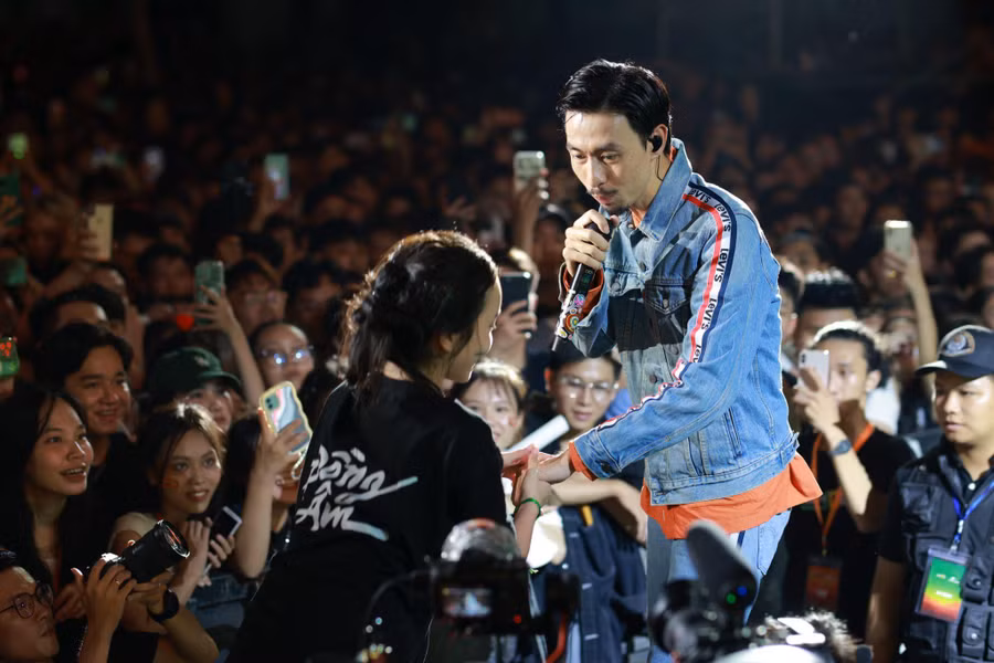 Rapper Đen xuống sân khấu giao lưu với khán giả.