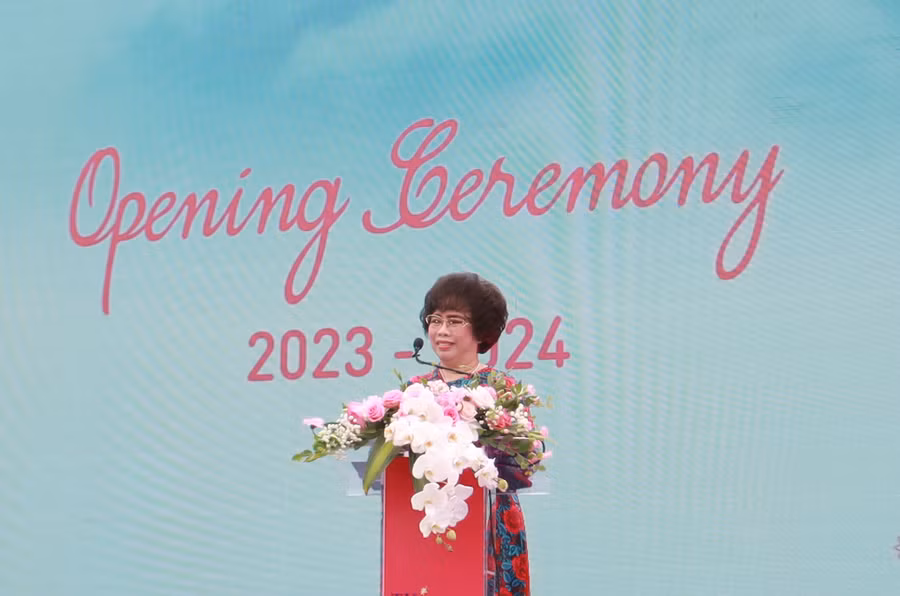 Bà Thái Hương - Nhà sáng lập Hệ thống trường TH School - phát biểu tại lễ khai giảng.