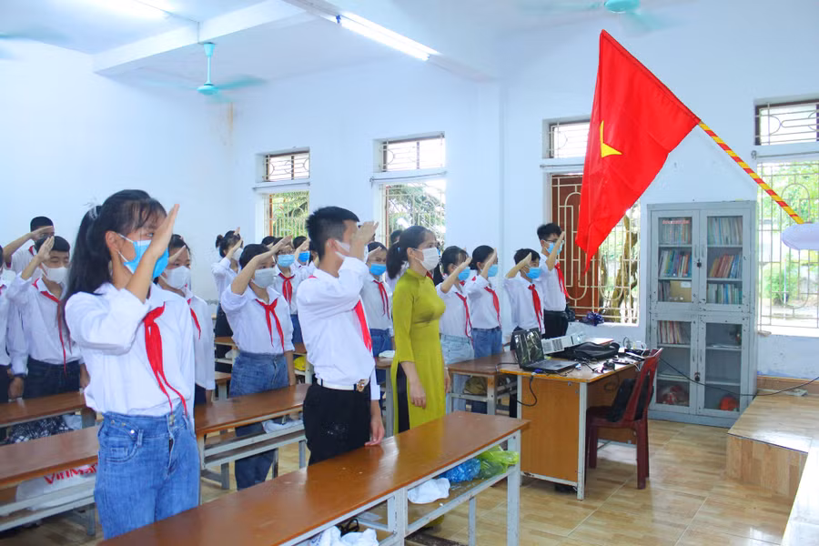 Học sinh Trường THCS Thụy Liên, Thái Thụy, Thái Bình trong lễ chào cờ đầu năm học.