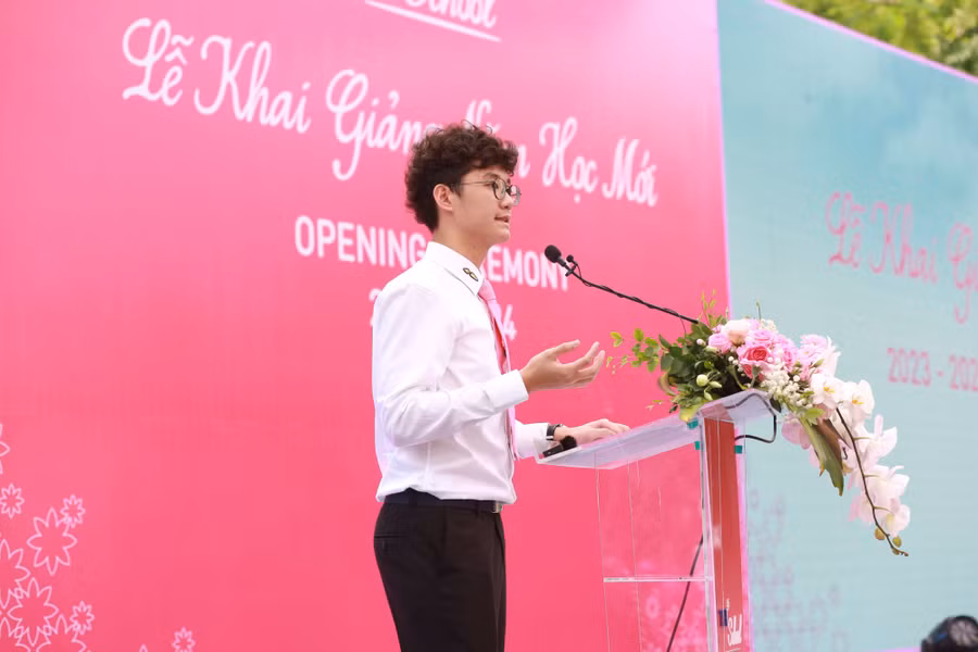 Em Tôn Quang Minh, đại diện học sinh TH School chia sẻ cảm xúc trong lễ khai giảng.