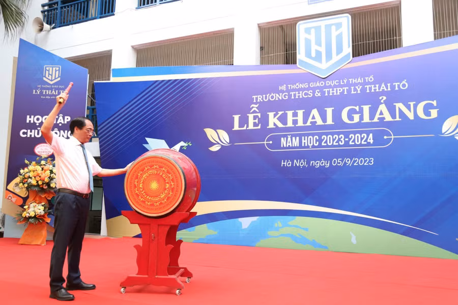 Thầy Trịnh Hùng Sơn - Hiệu trưởng trường THCS-THPT Lý Thái Tổ đánh trống khai giảng năm học 2023-2024. Thầy Trịnh Hùng Sơn - Hiệu trưởng trường THCS-THPT Lý Thái Tổ đánh trống khai giảng năm học 2023-2024.