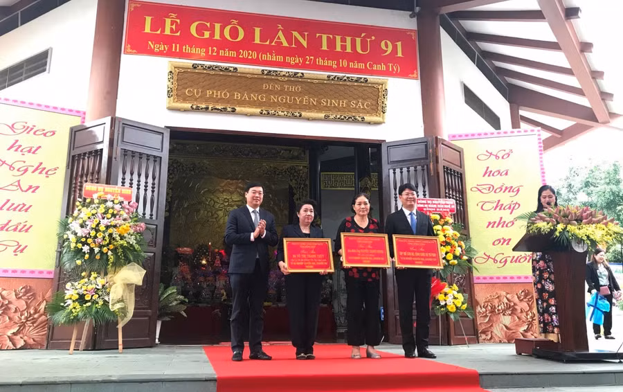 Bí thư Tỉnh ủy Đồng Tháp Lê Quốc Phong tặng bảng vàng tượng trưng cho cá nhân, đơn vị có nhiều đóng góp vì sự nghiệp khuyến học, khuyến tài Đồng Tháp.