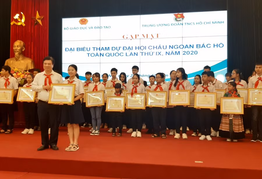 Gia Bảo dự Đại hội Cháu ngoan Bác Hồ toàn quốc 2020.