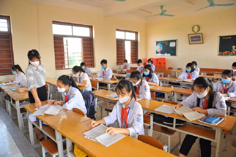Học sinh một số huyện ngoại thành Hà Nội trở lại trường học.