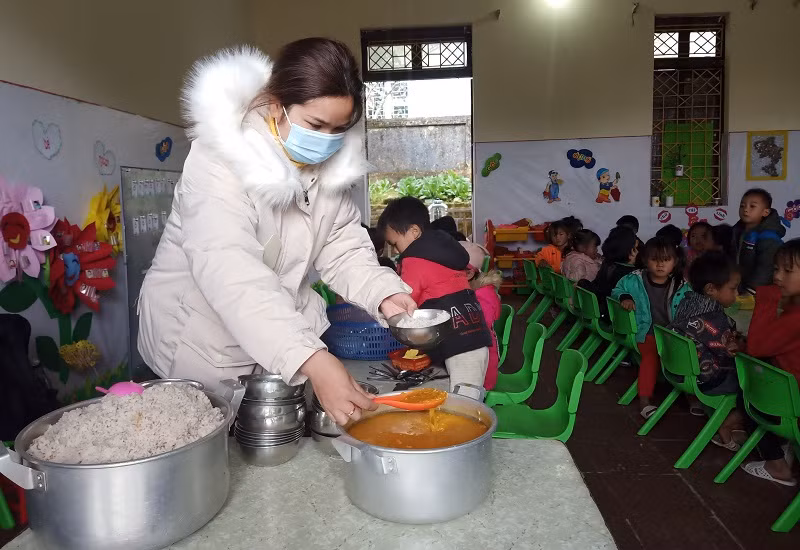 Cô Thư chuẩn bị bữa cơm cho trẻ.
