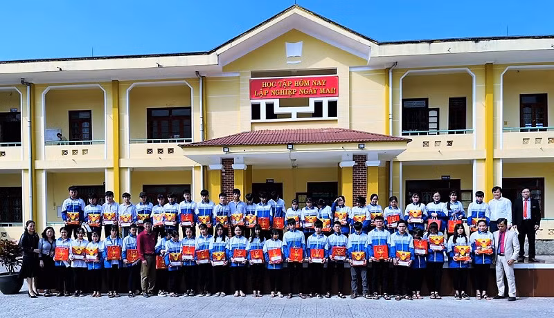 Hằng năm các trường học đã hỗ trợ động viên cho các học sinh có hoàn cảnh khó khăn của trường để động viên các em có thêm động lực vươn lên trong học tập.