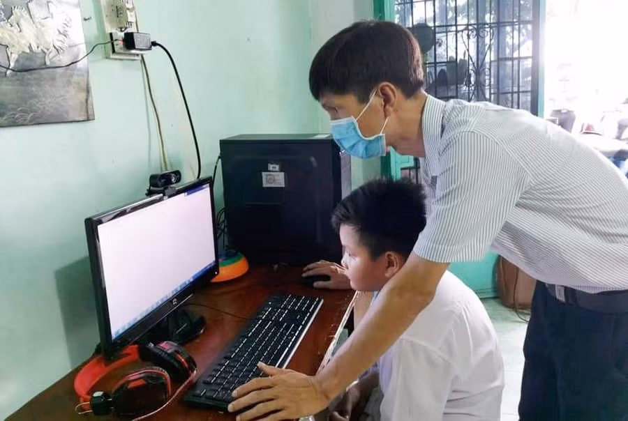 Kỹ thuật viên đến tận nhà HS lắp đặt và hướng dẫn các em truy cập internet phục vụ cho việc học trực tuyến.