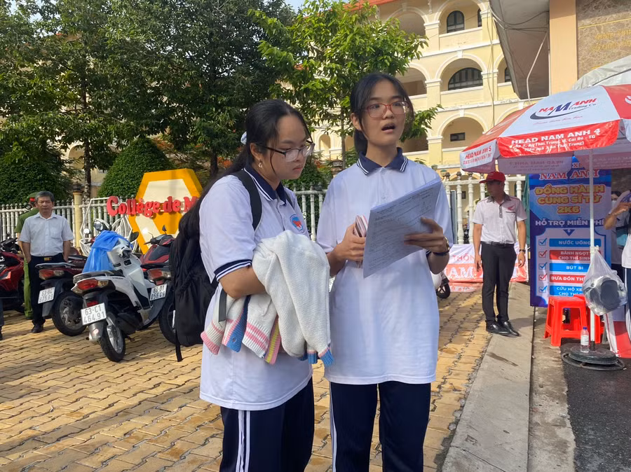Thí sinh tỉnh Tiền Giang trao đổi sau khi thi môn Toán. Thí sinh tỉnh Tiền Giang trao đổi sau khi thi môn Toán.