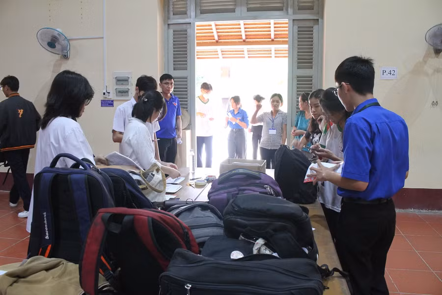 Thí sinh vào điểm thi được hỗ trợ gửi vật dụng ngoài khu vực phòng thi.