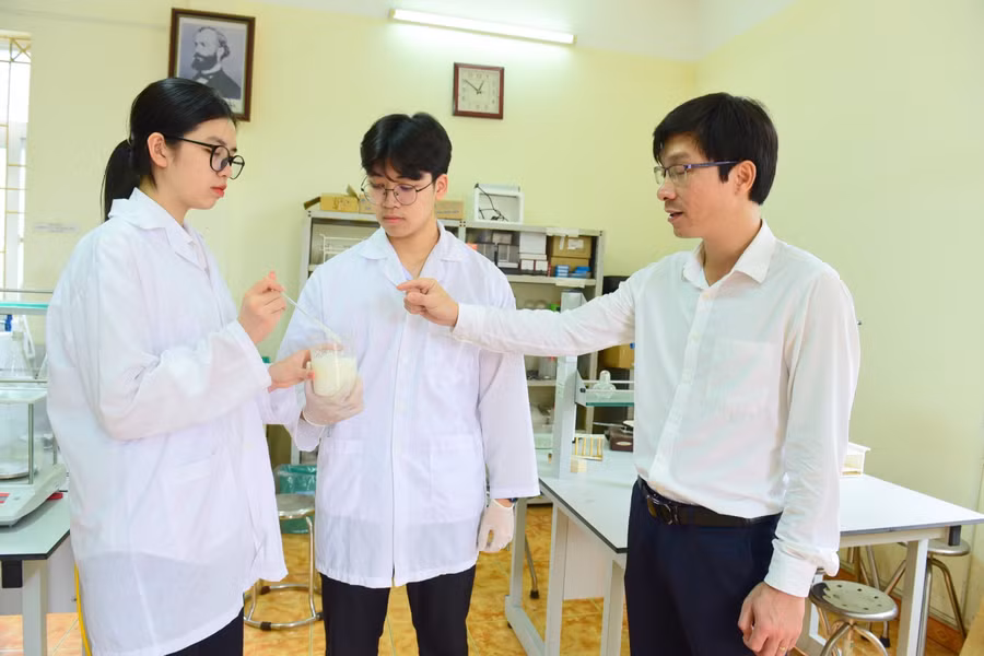 Thầy Hoàng Châu Thiện luôn sát sao, tỉ mỉ khi hướng dẫn học trò nghiên cứu khoa học. Ảnh: NVCC
